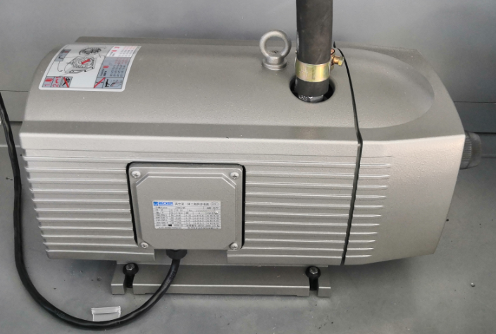 توفر مضخة التفريغ Beck الألمانية تفريغًا مستقرًا وعالي الطاقة.