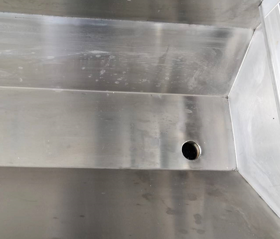 يتم اعتماد خزان تجميع المياه على شكل حرف U، وهو مناسب لتنظيف المعدات كل يوم، ويتم تفريغ مياه الصرف الصحي مباشرة في نظام الصرف.